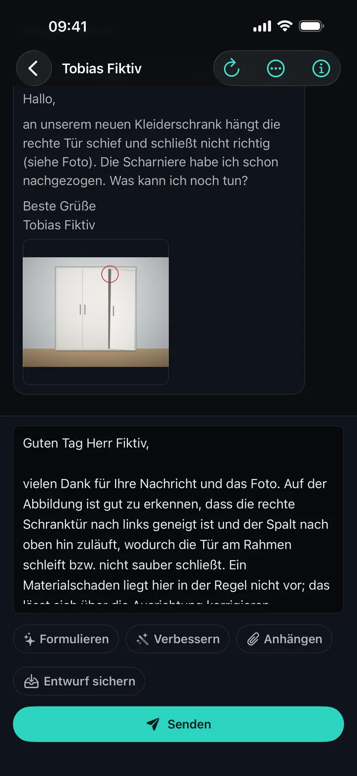 Ino Reply auf dem iPhone: Ein Kunde schreibt, dass eine Schranktür schief hängt, darunter ein Antwortentwurf der KI mit den Knöpfen Formulieren, Verbessern, Anhängen und Senden.