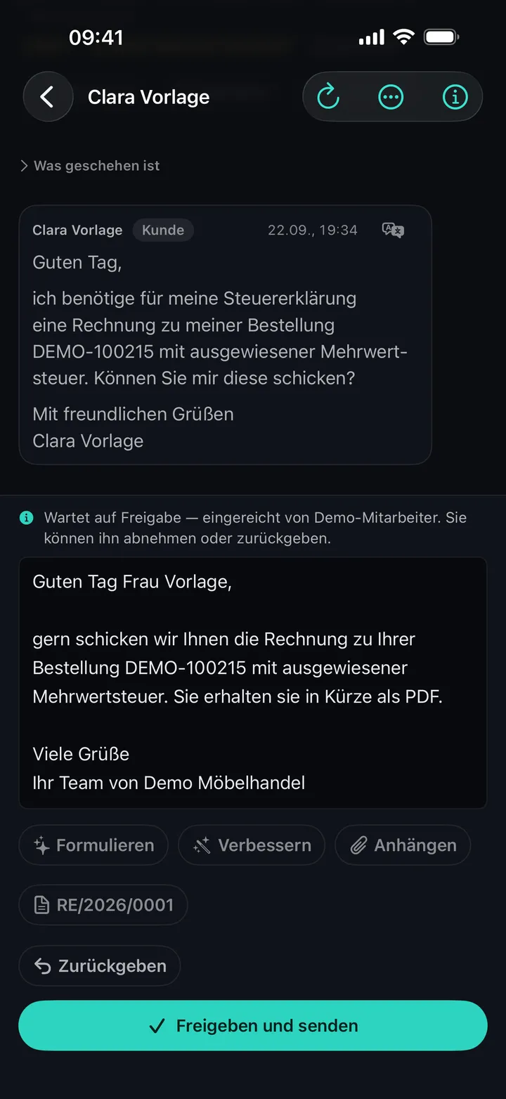 Ino Reply auf dem iPhone: Eine Kundin bittet um eine Rechnung, darunter der Entwurf eines Mitarbeiters, der auf Freigabe wartet, mit den Knöpfen Zurückgeben und Freigeben und senden.