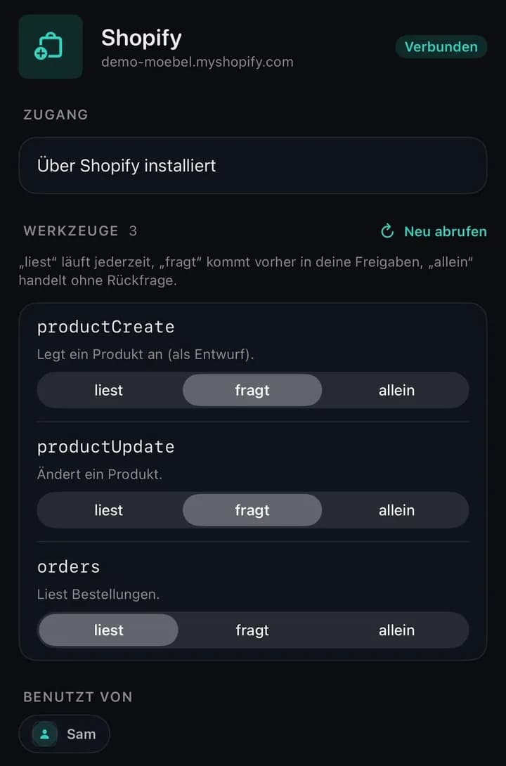 Ausschnitt aus The Office für iPhone: Verbindung Shopify für demo-moebel.myshopify.com, verbunden, über Shopify installiert. Drei Werkzeuge, jedes auf liest, fragt oder allein gestellt: productCreate (legt ein Produkt als Entwurf an) und productUpdate (ändert ein Produkt) auf fragt, orders (liest Bestellungen) auf liest. Benutzt von Sam.